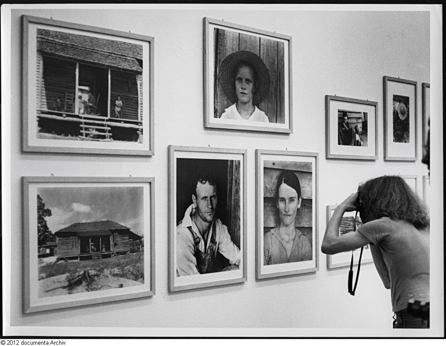 Ausstellungsansicht mit Aufnahmen aus den Südstaaten (1935 – 1936) von Walker Evans. documenta 6 (1977).  © documenta archiv / Foto: Georg Nemec